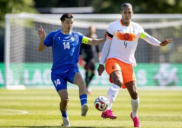 Van Dijk bị chỉ trích vì phòng ngự hời hợt.