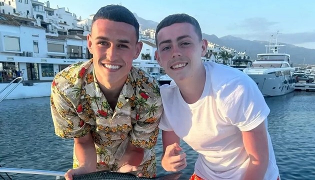 Gia đình Phil Foden bị hàng xóm tố giác vì tiệc tùng thâu đêm.