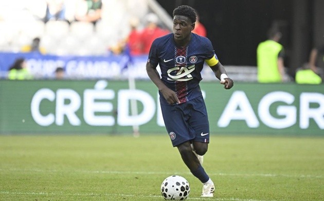 Emmanuel Mbemba là 