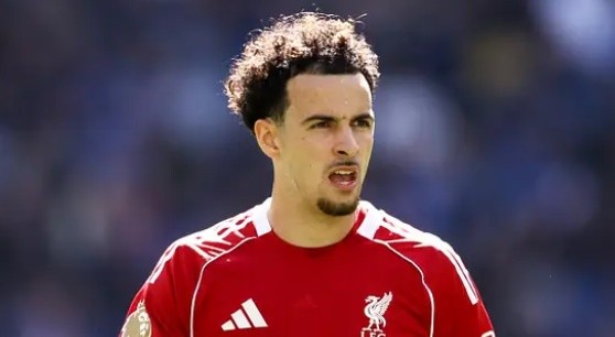 Curtis Jones đang tiến gần hơn đến cánh cửa rời Anfield.
