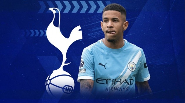 Tottenham tái quan tâm Savinho vào hè này.