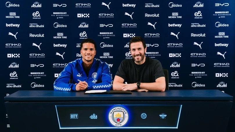 Divine Mukasa chính thức gia hạn với Man City.