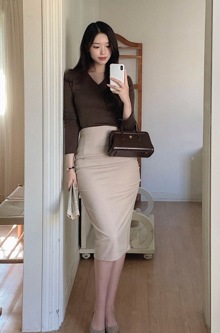 Thiết kế này mang đến vẻ ngoài mềm mại nhưng vẫn đủ chỉn chu để phù hợp với môi trường làm việc.