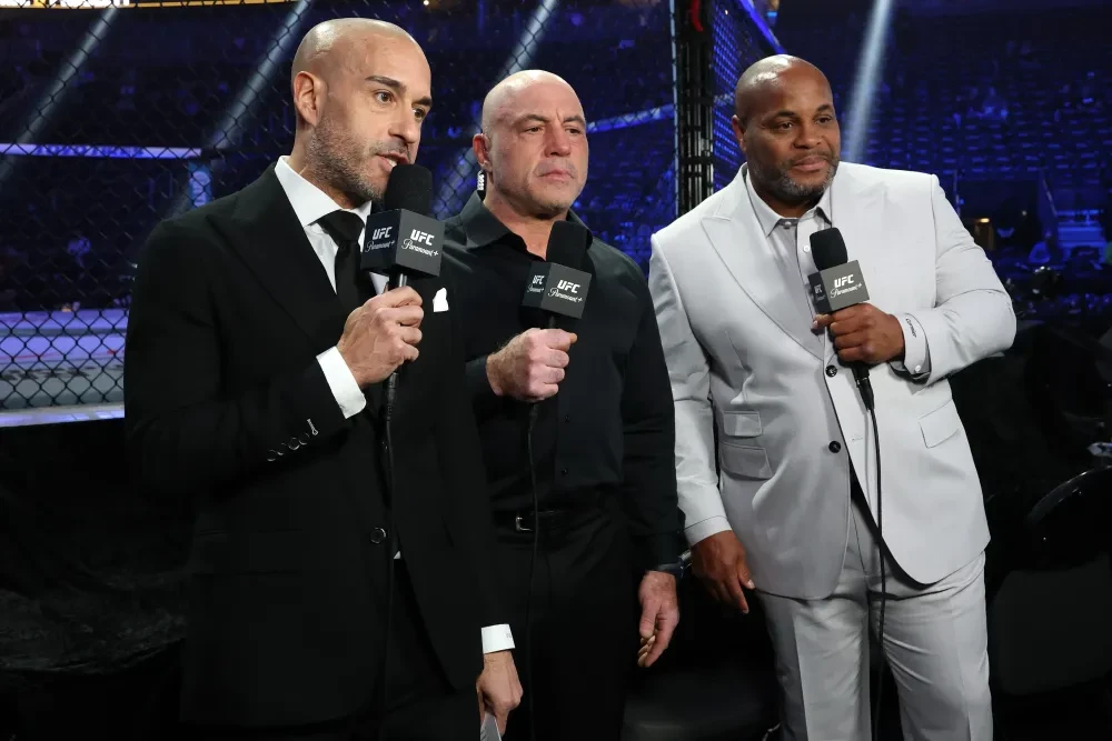 Jon Anik, Joe Rogan và Daniel Cormier tại bàn bình luận UFC
