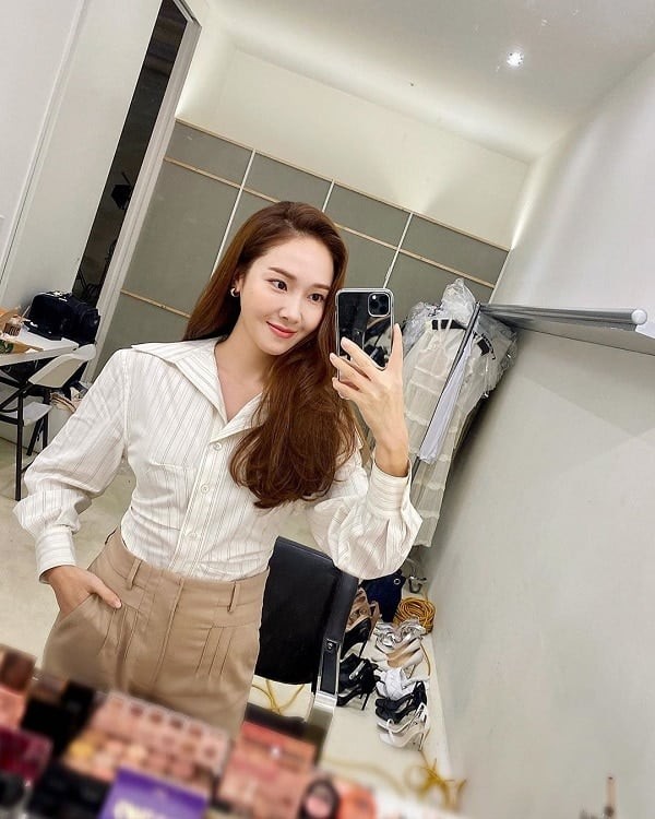 Những sắc thái như trắng, kem, be, nâu, xám, đen hay xanh denim xuất hiện thường xuyên trong các bộ trang phục của cô.