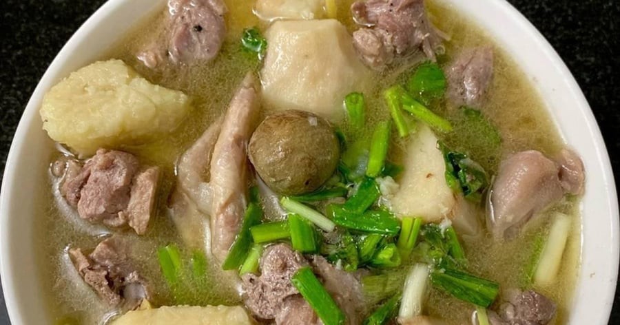 Một nồi vịt om sấu ngon cần có sự cân bằng giữa vị chua thanh của sấu, vị ngọt tự nhiên từ thịt vịt và hương thơm của các loại rau gia vị