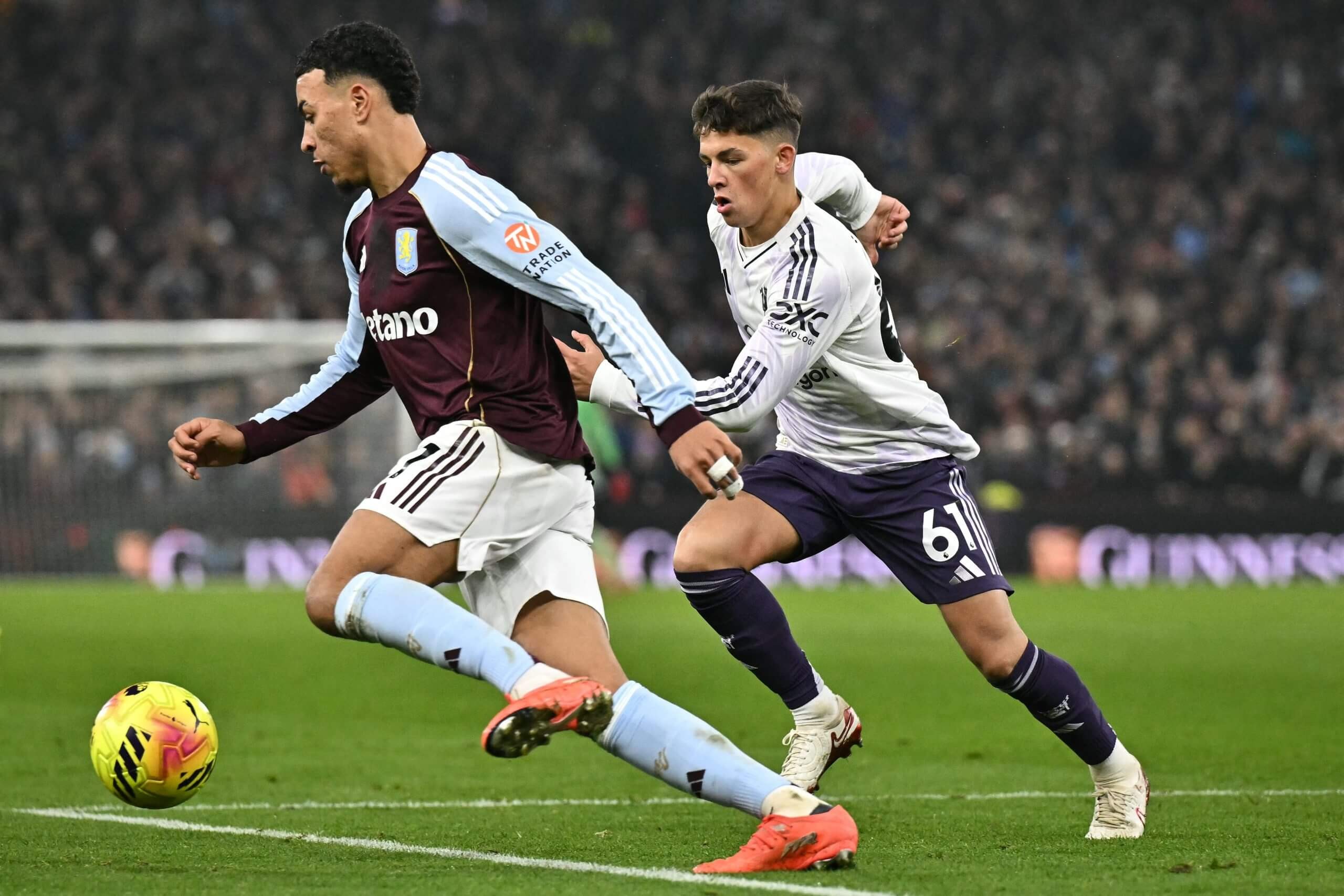 Shea Lacey có trận ra mắt cho Manchester United trong trận đấu với Aston Villa 