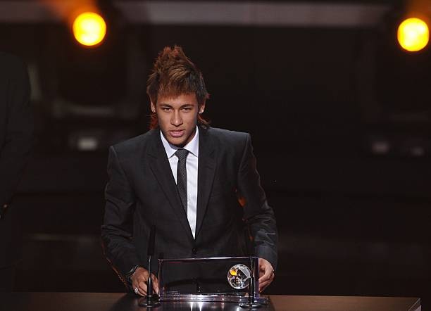 Neymar khi nhận giải Puskas vào năm 2012.