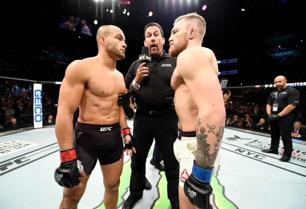 Eddie Alvarez và Conor McGregor tại UFC 205