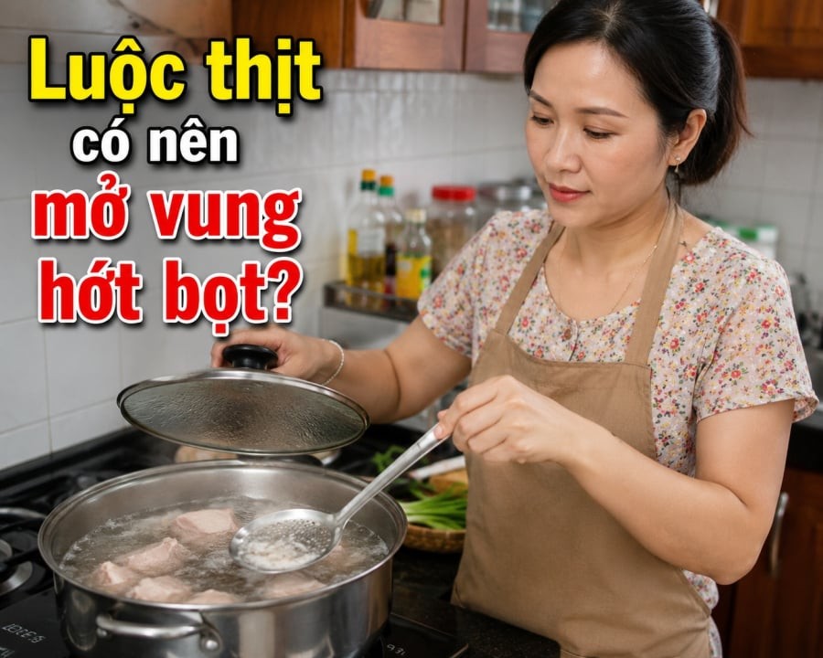 Luộc thịt có nên mở vung hớt bọt?