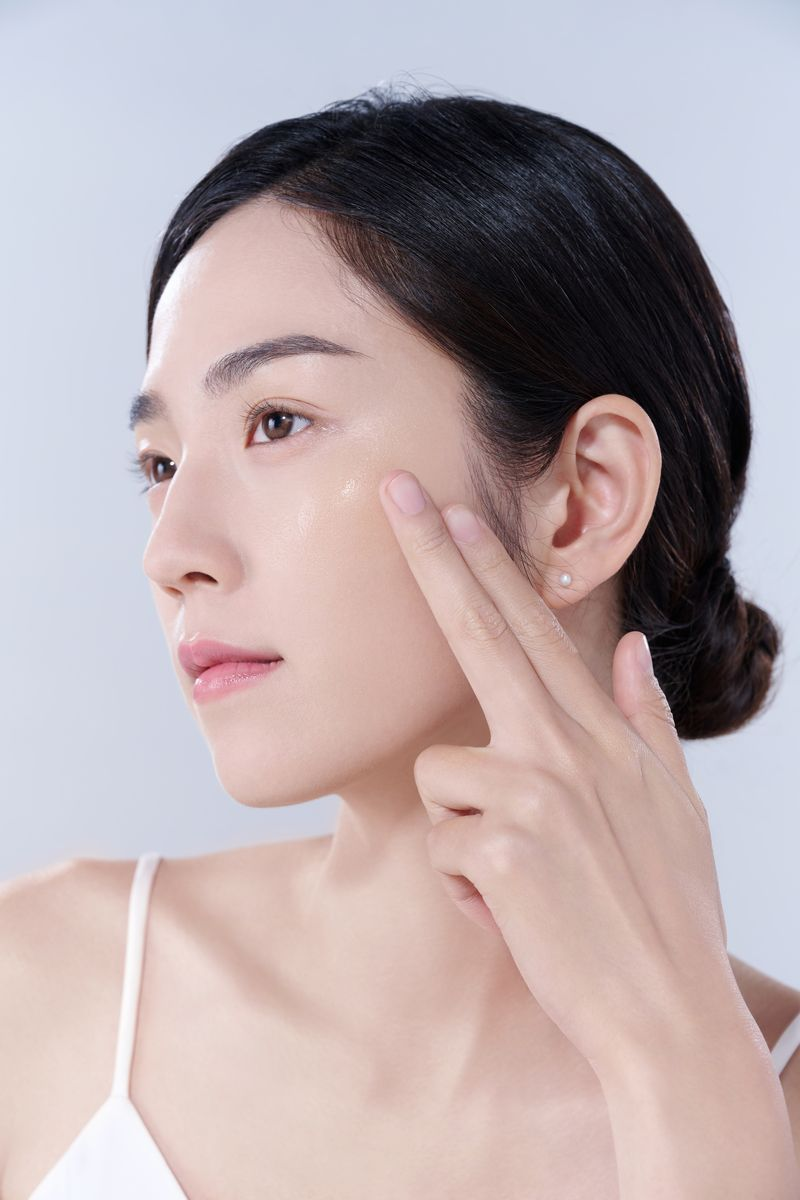 Mùa hè là thời điểm làn da phải tiếp xúc nhiều hơn với ánh nắng, nhiệt độ cao, khói bụi và mồ hôi. 
