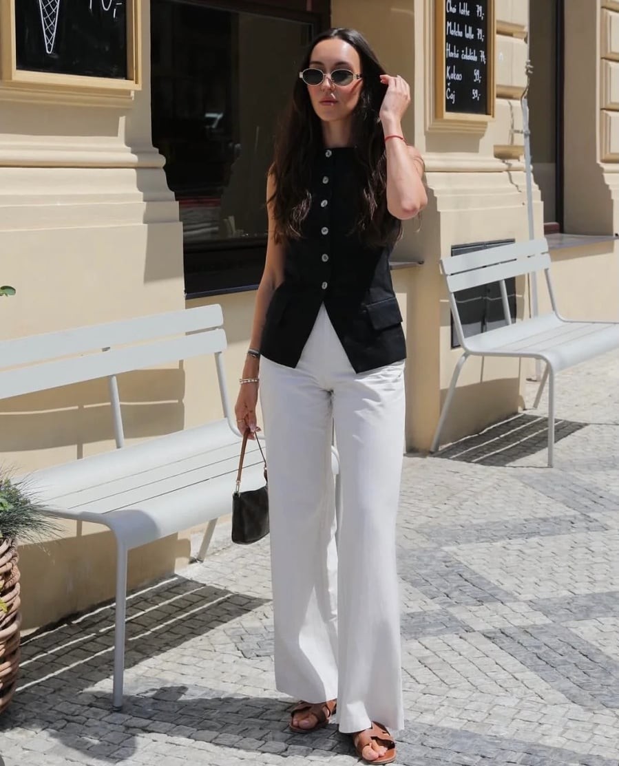  Các thiết kế ôm nhẹ cơ thể với hàng cúc phía trước khi kết hợp cùng quần jeans ống rộng, quần linen hoặc chân váy dài sẽ tạo nên diện mạo năng động và thời thượng.