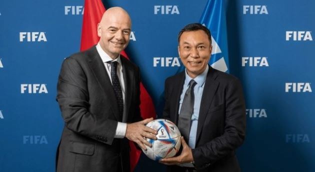 Chủ tịch FIFA Gianni Infantino cùng Chủ tịch VFF Trần Quốc Tuấn.