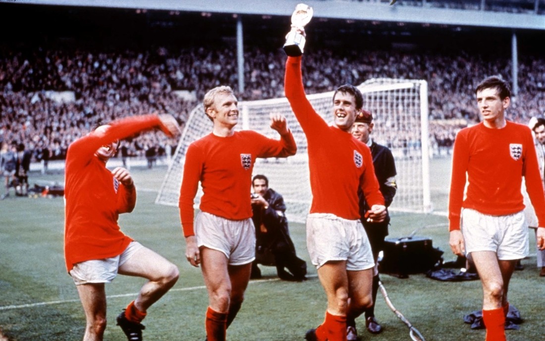 Sir Geoff Hurst giơ cao chiếc cup Jules Rimet.