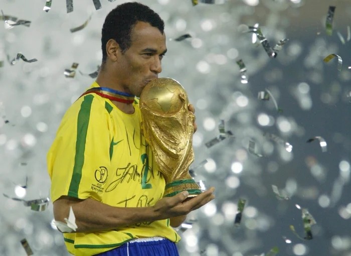 Cafu cùng tuyển Brazil vô địch World Cup 2002.