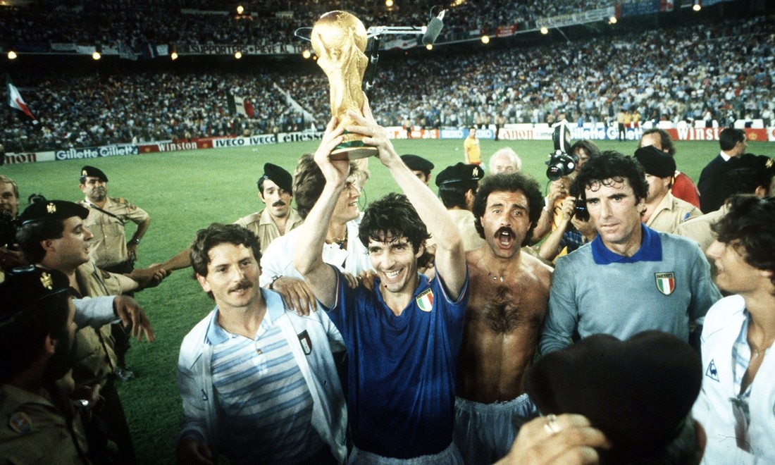Paolo Rossi cùng danh hiệu World Cup 1982.