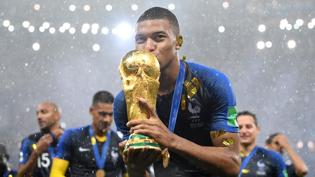Kylian Mbappe vô địch World Cup năm 19 tuổi.