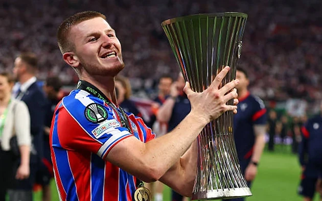 Adam Wharton gây ấn tượng trong màu áo Crystal Palace.