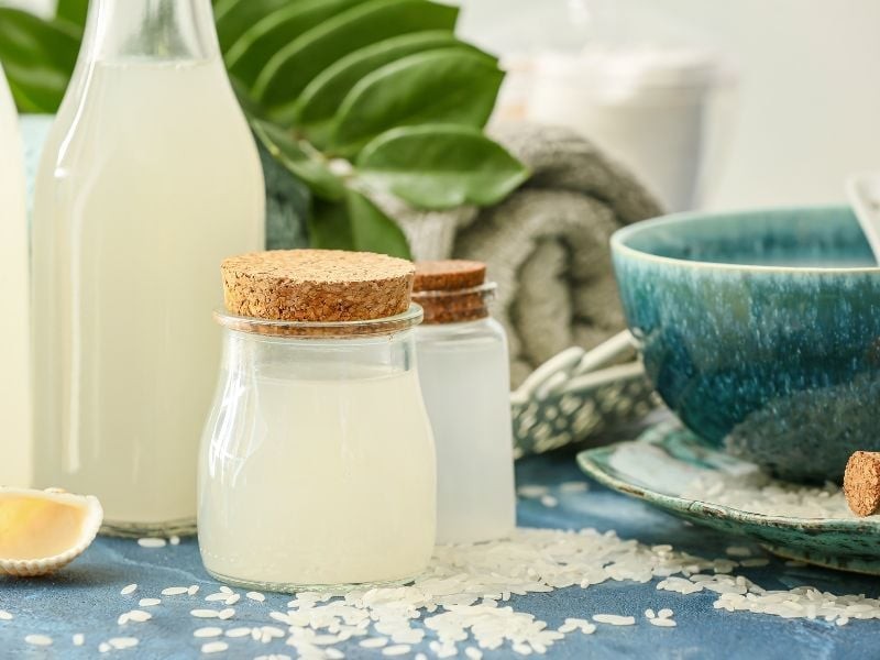 Trong nước vo gạo có chứa một số thành phần như vitamin nhóm B, axit amin và chất chống oxy hóa.