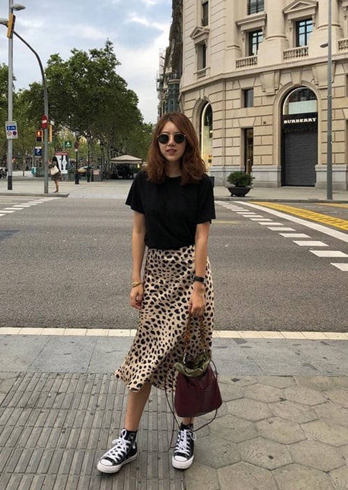 Thiết kế có độ dài qua gối không chỉ tạo cảm giác nhẹ nhàng, nữ tính mà còn phù hợp với nhiều dáng người khác nhau.