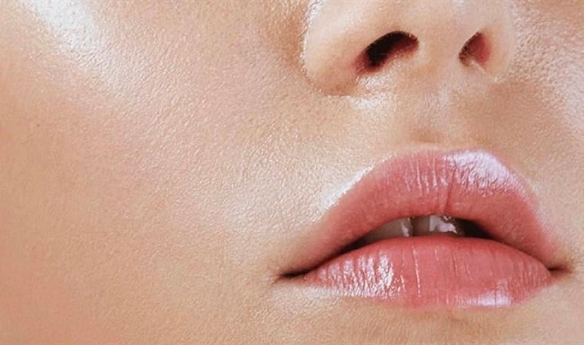 Trong nhiều trường hợp, bề mặt da có thể bóng nhờn nhưng bên trong lại đang thiếu nước nghiêm trọng.