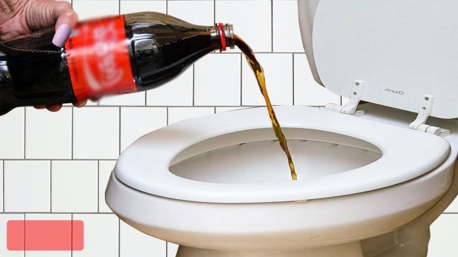 Coca có tính axit nhẹ giúp làm mềm các cặn bẩn trên bề mặt bồn cầu.