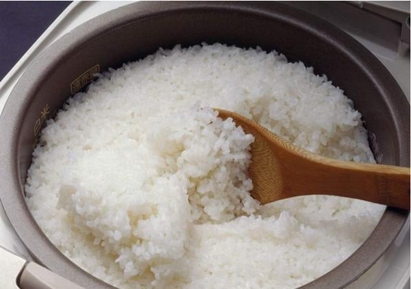 nau-com-chi-cho-nuoc-chua-du-10-nguoi-thi-9-nguoi-mac-loi-day-la-cach-khien-com-ngon-4ae800012984fcb15dab-1635388658-676-width600height422