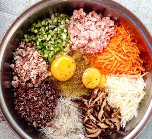 Làm nhân không quá ướt thì nem sẽ ngon không rách vỏ