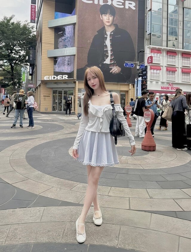 Kiểu thiết kế này còn giúp tăng nét nữ tính, mềm mại mà không cần quá nhiều chi tiết trang trí cầu kỳ.