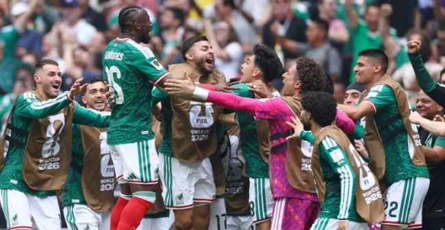Các cầu thủ Mexico ăn mừng bàn thắng.