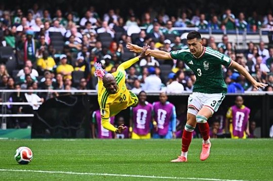 Trung vệ: Cesar Montes - 7.0 điểm Thủ quân của Mexico là lá chắn thép nơi hàng thủ suốt phần lớn thời gian thi đấu với khả năng đọc tình huống xuất sắc. Tuy nhiên, tấm thẻ đỏ trực tiếp ở những phút cuối trận do lỗi vào bóng quyết liệt quá mức đã khiến điểm số của anh bị giảm sút đáng kể.