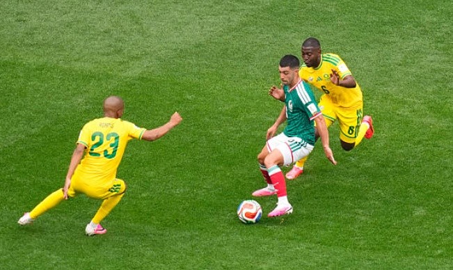 Tiền vệ phòng ngự: Erik Lira - 7.4 điểm Lira đóng vai trò hạt nhân trong lối chơi của Mexico. Anh là người tranh chấp quyết liệt để giành lại bóng, trực tiếp dẫn đến bàn mở tỷ số của Quinones. Khả năng điều tiết và đánh chặn của Lira giúp tuyến giữa El Tri hoàn toàn làm chủ thế trận.