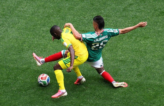 Tiền vệ phải: Roberto Alvarado - 7.6 điểm Dù có phần im hơi lặng tiếng trong hiệp một, Alvarado đã bùng nổ đúng lúc ở hiệp hai. Quả tạt chính xác như đặt của anh để Jimenez đánh đầu ghi bàn đã thể hiện nhãn quan chiến thuật và đẳng cấp của một ngôi sao hàng đầu.