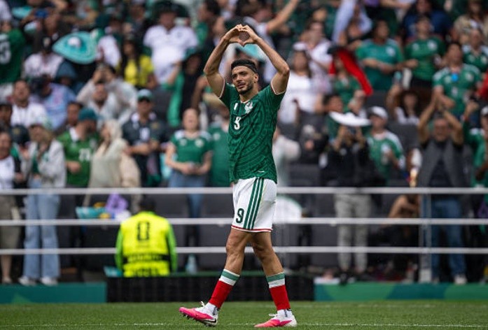 Tiền đạo: Raul Jimenez - 7.7 điểm Ở tuổi 35, Jimenez vẫn cho thấy bản năng sát thủ đáng nể. Anh bền bỉ di chuyển, làm tường hiệu quả và cụ thể hóa nỗ lực bằng cú đánh đầu dũng mãnh, chính thức giải cơn khát bàn thắng kéo dài tại các kỳ World Cup.