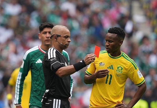 Nam Phi nhận 2 thẻ đỏ trong ngày khai mạc World Cup