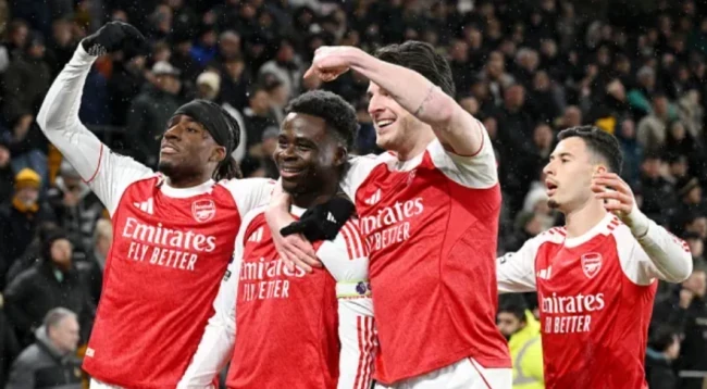 Saka và Noni Madueke trong màu áo Arsenal.