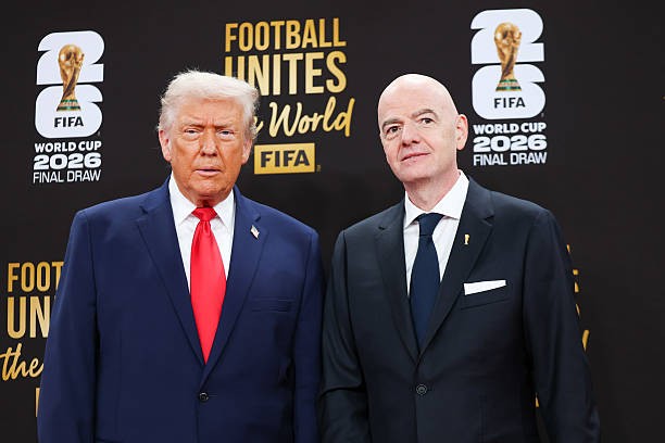 Cú bắt tay giữa Donald Trump và FIFA 