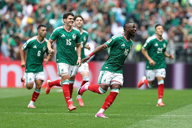 Mexico có ngày ra quân thành công.