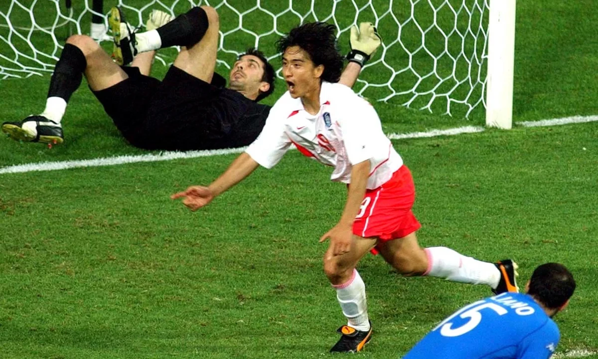 Buffon bất lực trước cú đánh đầu định mệnh.