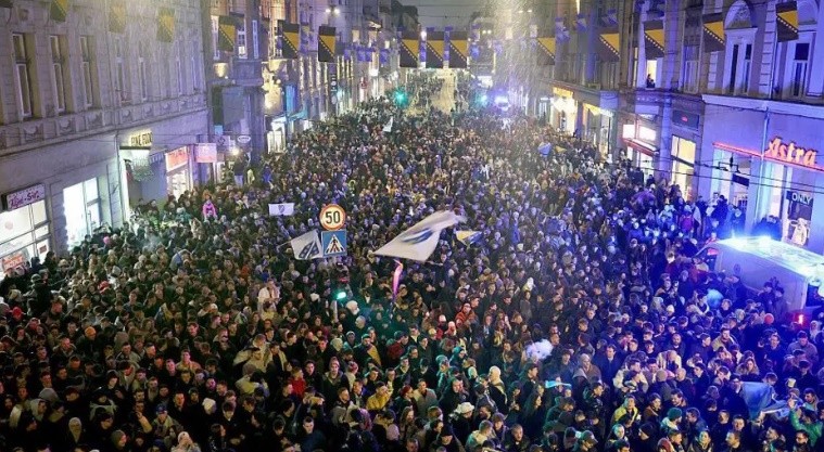Hàng ngàn người hâm mộ đã xuống đường ở thủ đô Sarajevo của Bosnia để ăn mừng đội bóng giành vé đến với World Cup.