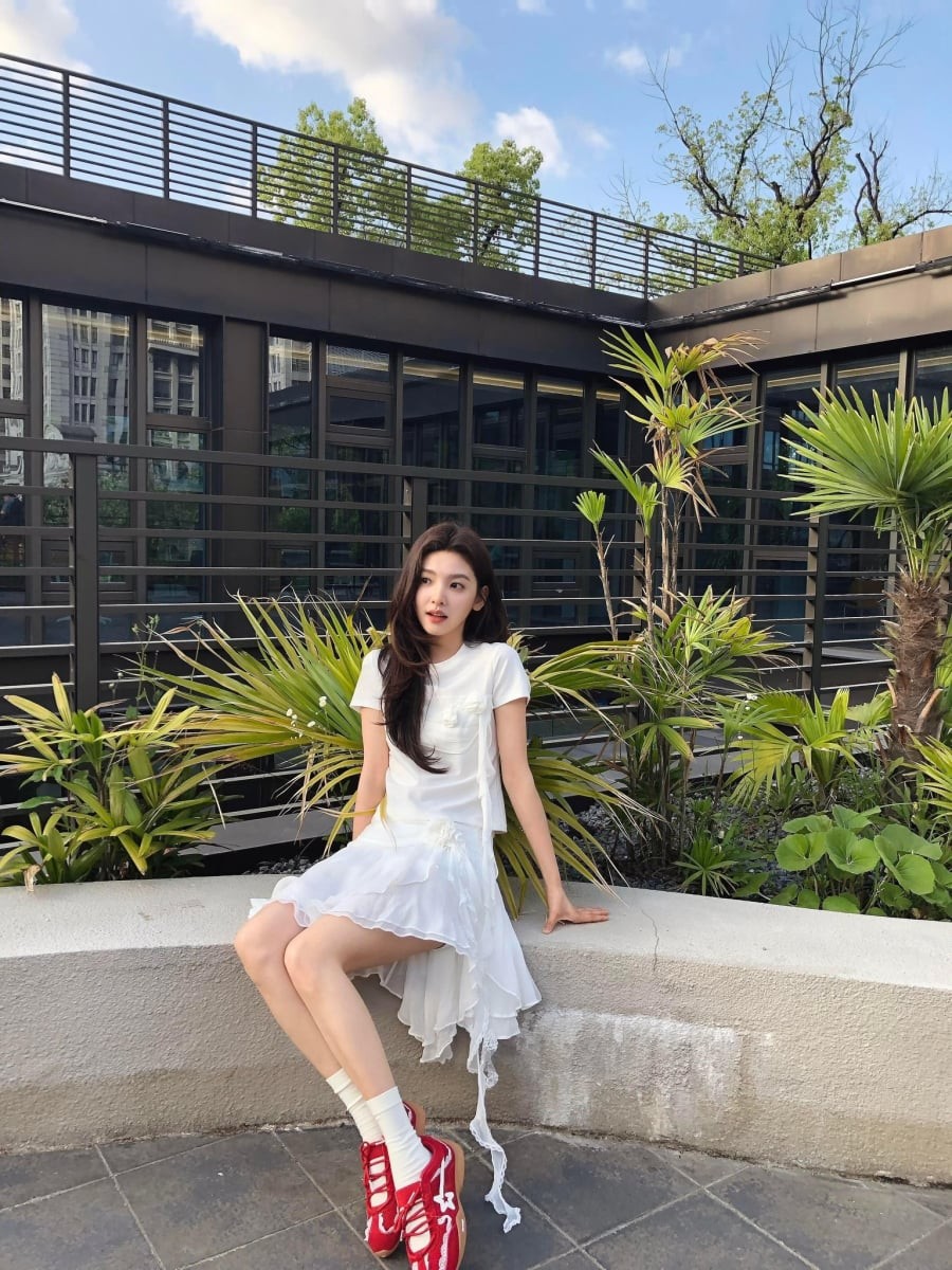 Chương Nhược Nam tiếp tục cho thấy khả năng biến các món đồ quen thuộc thành những bản phối thời trang đầy cuốn hút.