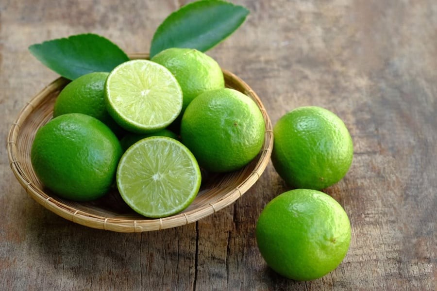 Nem được xử lý bằng nước chanh thường giữ được độ giòn lâu hơn sau khi rán.