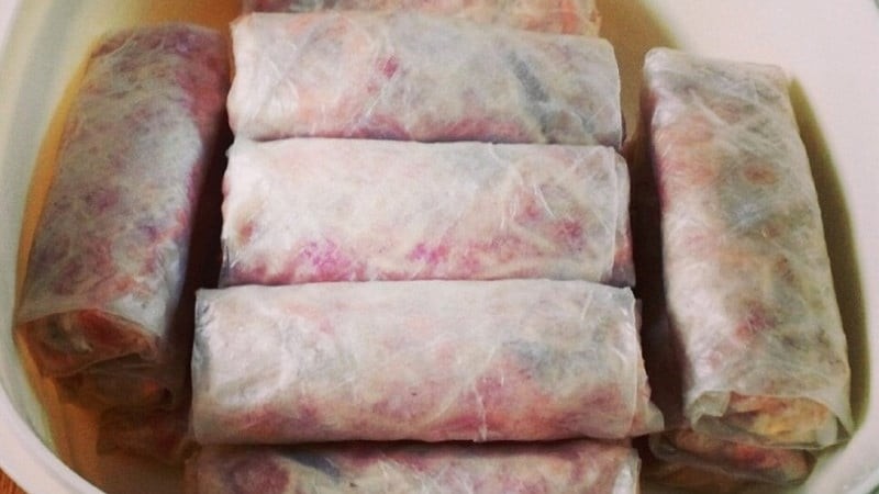 Nhiều người thích xoa chút nước cốt chanh lên lá nem