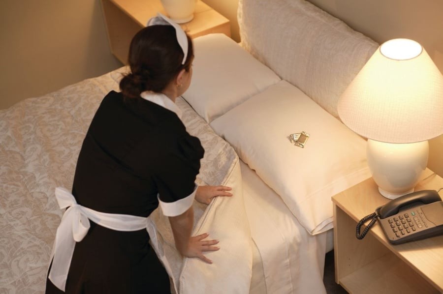 Khách sạn thường nhét chặt chăn ga vào đệm, vì sao?