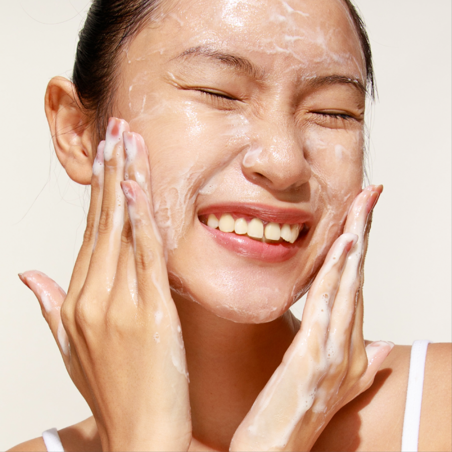 Những hạt tẩy tế bào chết có kích thước lớn hoặc bề mặt không đồng đều có thể tạo ra các tổn thương siêu nhỏ trên da trong quá trình ma sát. 