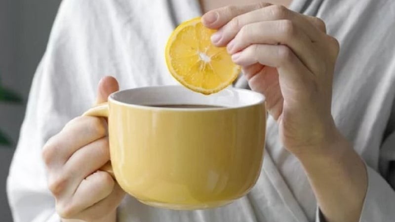 Chanh chứa vitamin C, dưỡng chất tham gia vào quá trình sản xuất collagen và giúp bảo vệ tế bào trước các tác nhân oxy hóa.