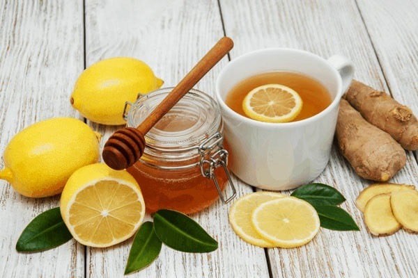 Nước chanh mật ong không làm trắng da theo cách thay đổi sắc tố da một cách nhanh chóng. 