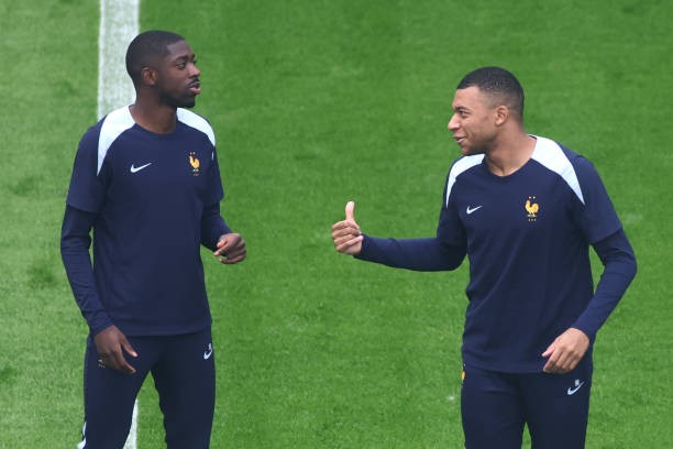 Dembele lên tiếng bảo vệ Mbappe. 