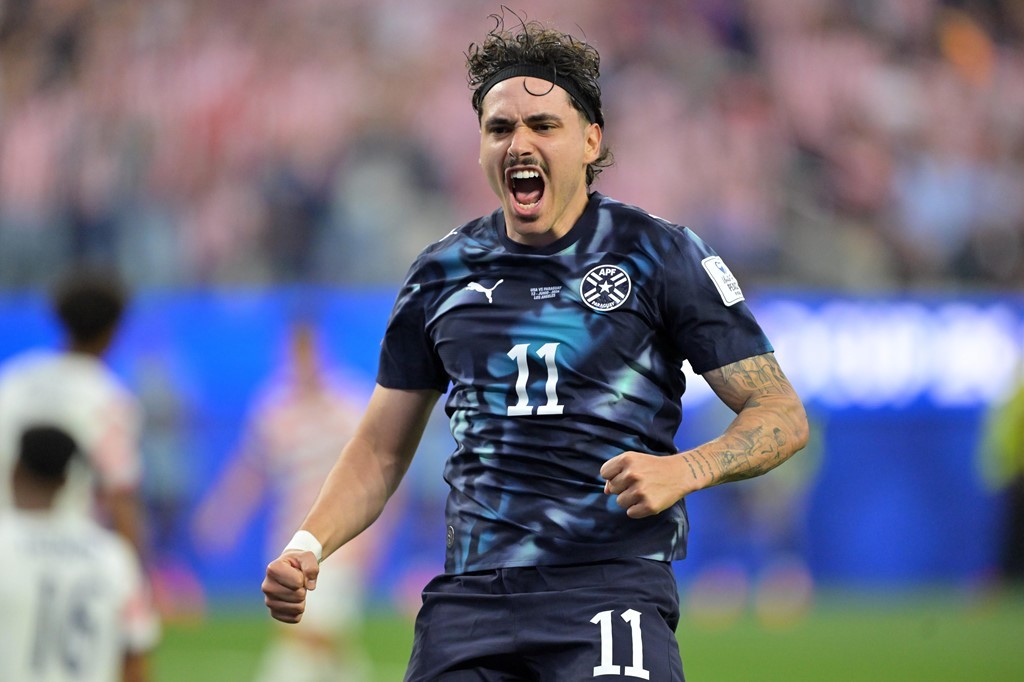  Mauricio đã níu giữ hy vọng cho Paraguay.