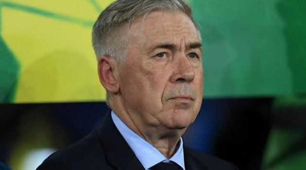 Carlo Ancelotti đau đầu với hành lang cánh phải của Brazil.